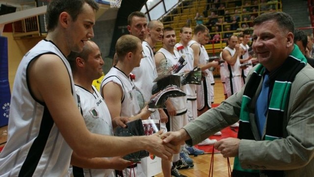 Starosta stalowowolski Wiesław Siembida (z prawej) gratulował awansu koszykarzom Stali do ekstraklasy.