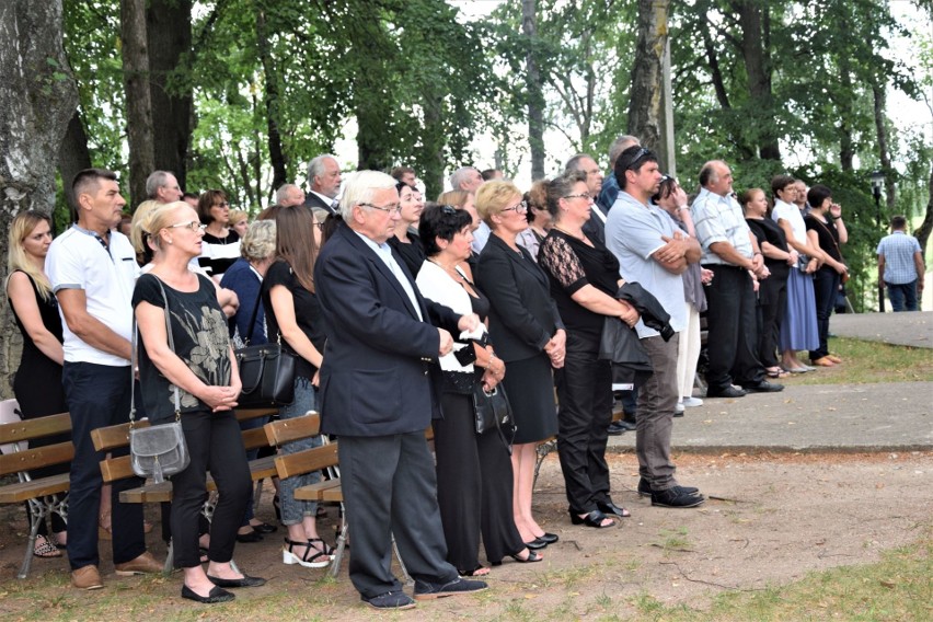 Marek Motybel zmarł po operacji. Tłumy ludzi żegnały na pogrzebie byłego wójta gminy Nowinka [ZDJĘCIA, WIDEO]