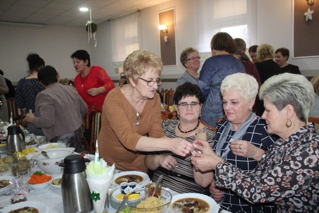 Na wigilijne spotkanie w Czołowie zjechały się panie z kół gospodyń wieskich z powiatu radziejowskiego. RADZIEJÓW Z DRONA. OBEJRZYJ Z GÓRY SWÓJ DOM!;nfPrzy stołach zastawionych tradycyjnym jadłem złożonyły sobie życzenia, prełamując się opłatkiem.LICZ SIĘ ZE ŚWIĘTAMI - ŚWIĘTA NA WYJEŹDZIE.