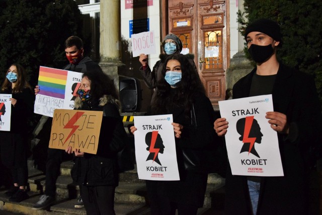 W Tarnobrzegu w obronie praw kobiet i przeciwko zakazowi aborcji manifestowała w poniedziałek 9 listopada niewielka grupa mieszkańców. Tym razem nie było przemarszu przez miasto ani okrzyków. Kobiety i mężczyźni stanęli przed budynkiem magistratu wznosząc hasła Strajku Kobiet. Z głośników popłynęły utwory nawiązujące do złej sytuacji kobiet i decyzji rządu. Kolejne spotkanie zapowiedziano na 16 listopada.Zobacz więcej na kolejnych slajdach>>>