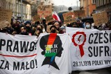 Strajk Kobiet w Krakowie. Protest na Rynku Podgórskim: "Mamy prawo! Głos to za mało". Szarpanina z policją pod Novum [ZDJĘCIA]