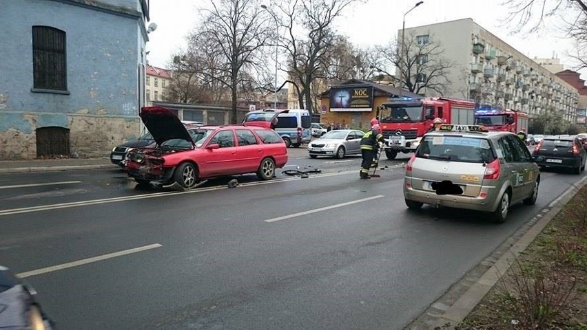 Wypadek koło placu Orląt Lwowskich. Są duże korki (ZDJĘCIA)