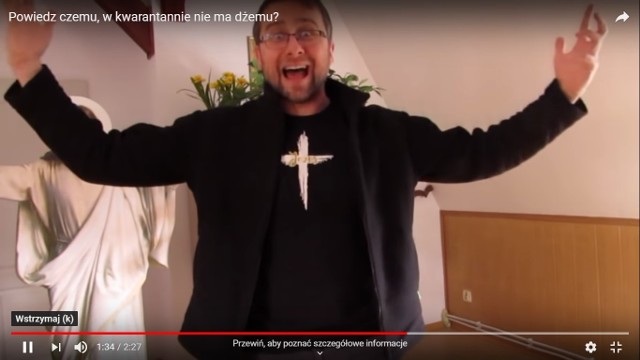 Ksiądz Tomasz z parafii Nowe Drezdenko śpiewając żartobliwe piosenki chce podnieść wiernych na duchu