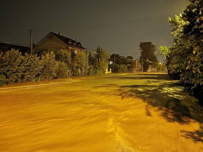 Gmina Zielonki - zalana droga wojewódzka 794. Rzeka...