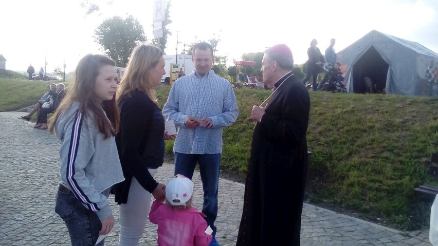Wiślana majówka z biskupem Nitkiewiczem w Sandomierzu. Z zaproszenia biskupa skorzystało 170 osób
