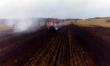 Ciągnik stanął w płomieniach na polu (zdjęcia)