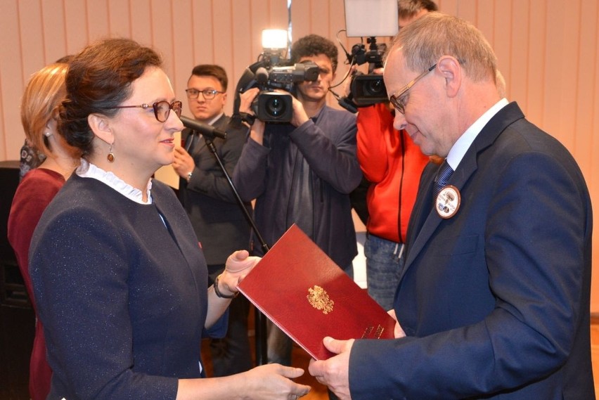 Nowe miasta w regionie świętokrzyskim. Włodarze odebrali listy gratulacyjne