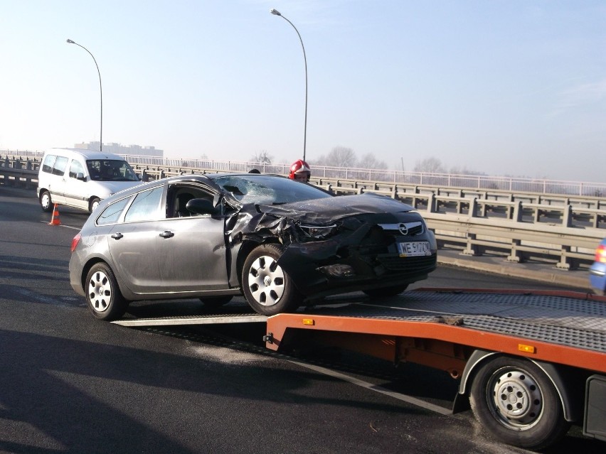 Wrocław: Wypadek przy Gądowiance. Opel zderzył się z ciężarówką [FOTO]
