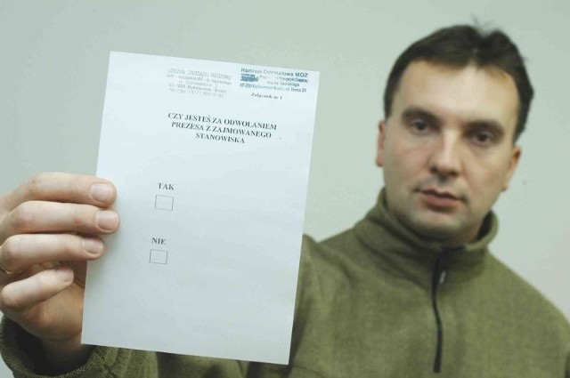 Roman Bagiński, szef "Solidarnośći&#8221; w MZEC-u prezentuje kartę do głosowania w piątkowym referendum. Pytanie brzmi: "Czy jesteś za odwołaniem prezesa z zajmowanego stanowiska&#8221;.