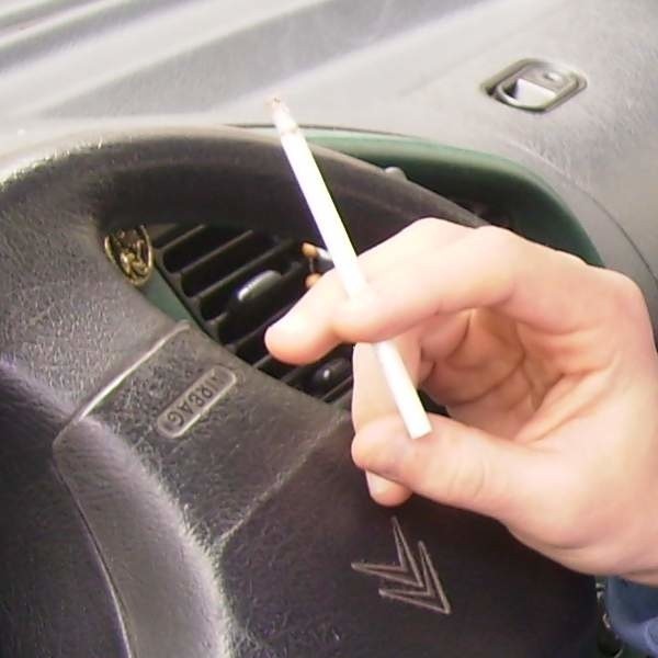 Wielu kierowców pali papierosy w samochodach. Być może wkrótce będzie to zakazane.