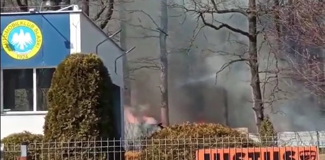 Pożar w Katowicach Giszowcu przy terenie stacji kontroli pojazdów przy ulicy Pszczyńskiej