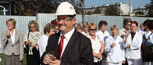 Jan Gierada, dyrektor szpitala na Czarnowie świętował razem ze swoimi pracownikami dwie nowe inwestycje.