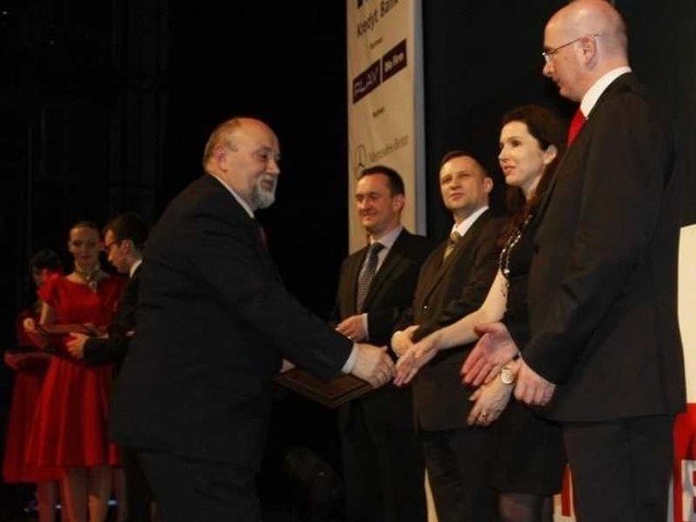  Adam Błyskał (z lewej) w imieniu firmy BCJ odbiera tytuł Gazeli Biznesu w Teatrze imienia Juliusza Słowackiego w Krakowie.