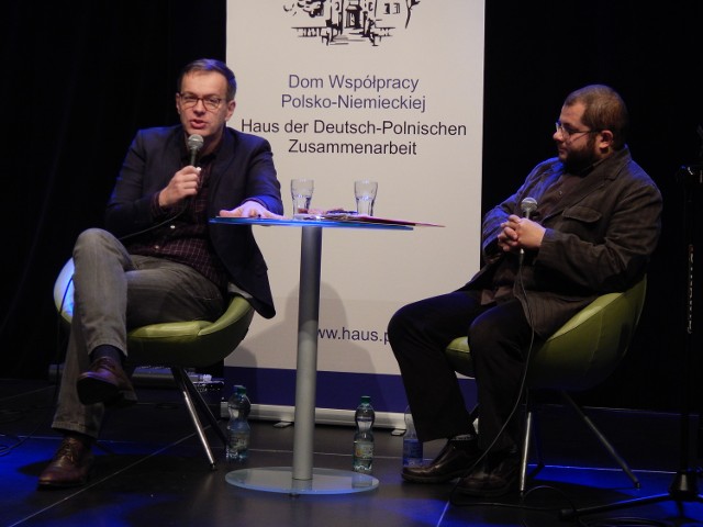 Steffen Möller (z lewej) podczas promocji książki z prowadzącym spotkanie - dr. Tomaszem Grzybem.