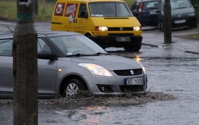 Bydgoszcz po deszczu. Samochody grzęzły w kałużach
