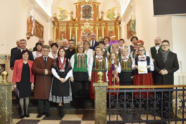 Zespół Dąbrowianki oraz Grupa Artystyczna Golica z wójtem Tomaszem Lato i Wojciechem Purtakiem, dyrektorem „Szklanego Domu” oraz gośćmi i organizatorami wydarzenia