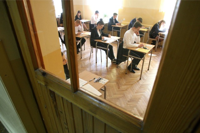 Po majówce czas na... maturę. Uczniowie przygotowują się do egzaminów. Na początek język polski, Maturzyści spekulują, co może pojawić się na egzaminie.
