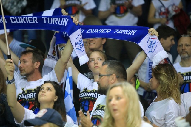 Polski Cukier Toruń po raz trzeci przegrał ze Stalą Ostrów w półfinale. To koniec marzeń toruńskich kibiców o finale Energa Basket Ligi, ale wciąż jest do zdobycia brązowy medal. Byliście w Arenie Toruń? Poszukajcie się na zdjęciach >>>