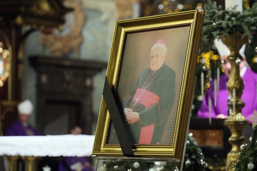 Msza święta żałobna biskupa Ryszarda Karpińskiego. Zobacz zdjęcia        