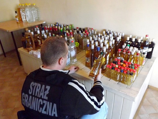 130 litrów alkoholu, przeszło 7700 papierosów i 8 kilogramów krajanki tytoniowej bez polskich znaków akcyzy skarbowej, o wartości blisko 19 tys. zł, przechwyciła w Darłowie Straż Graniczna.