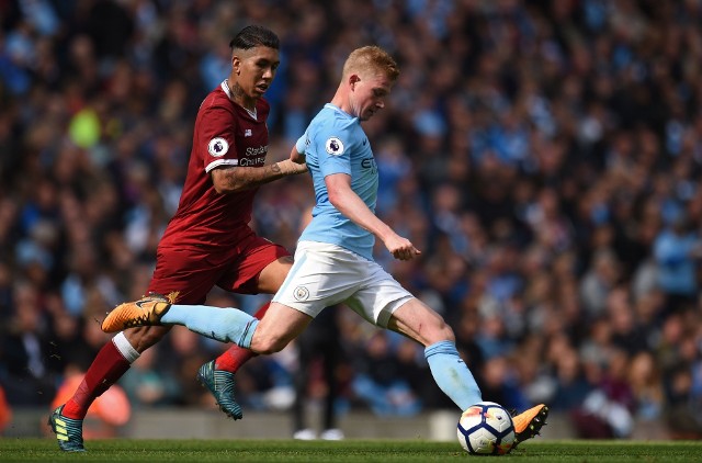 Kevin de Bruyne (przy piłce) to kluczowy gracz Manchesteru City. Roberto Firmino to czołowa postać Liverpoolu