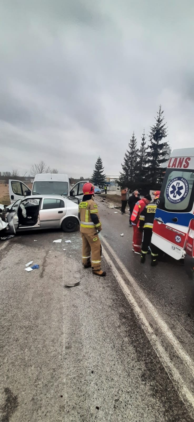 Karambol na drodze w Hajdaszku. Zderzenie dwóch osobówek i busa, ranne dwie osoby. Droga zablokowana