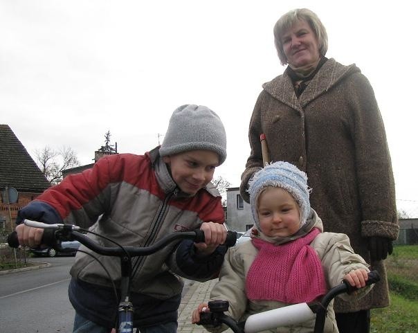 - Dzieci nie mają tu dla siebie miejsca i muszą bawić się na ulicy - mówi Dorota Bukała, mama ośmioletniego Adama i babcia trzyletniej Natalii