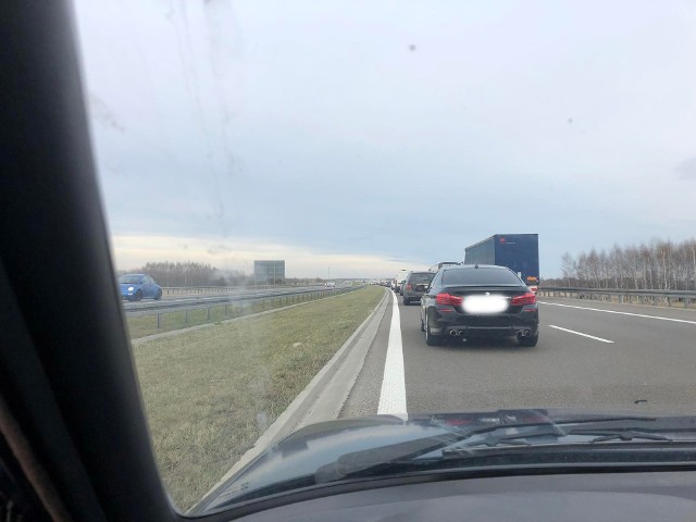 Duże korki po wypadku na autostradzie