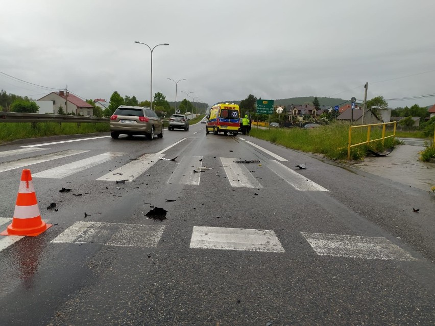 Wypadek w Zgórsku. 75-latek uderzył fordem w tył opla. Jedna osoba w szpitalu