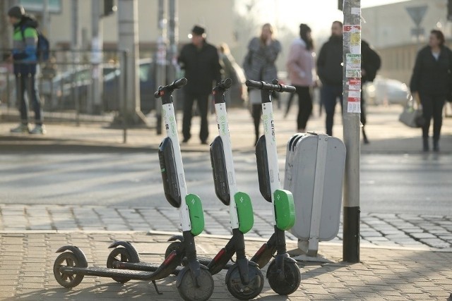 Paryż wprowadzi zakaz używania e-hulajnóg. Już od 1 września w stolicy Francji przestaną działać ich wypożyczalnie. To efekt sondażu przeprowadzonego wśród mieszkańców oraz niebezpiecznych sytuacji, które miały miejsce z udziałem e-hulajnóg.