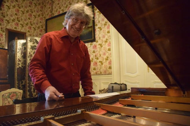Paul McNulty, światowej sławy stroiciel i producent kopii zabytkowych  fortepianów, przygotował do koncertu zabytkowy fortepian z 1839 r. w zamku pszczyńskim