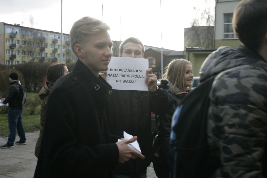 Protestu c.d. Uczniowie budowlanki pikietują przed szkołą (wideo, zdjęcia) 
