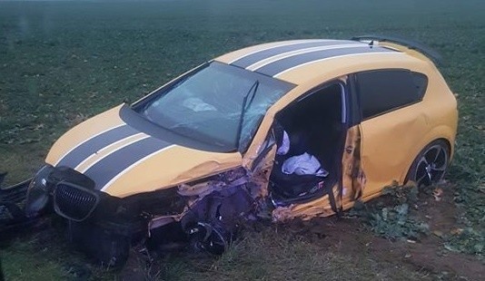 Samochód osobowy wypadł z drogi w miejscowości Piersko. Jedna osoba została ranna.