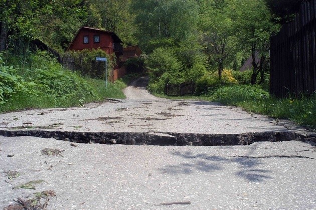 Osuwisko w przysiółku Łaski w Międzybrodziu Bialskim.