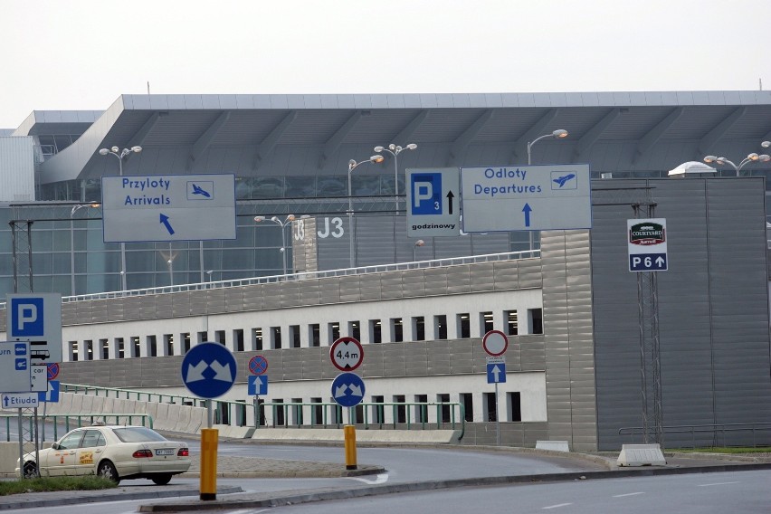 Lotniskowe parkingi nie mają najbardziej atrakcyjnych cen....