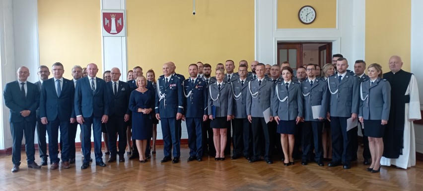 Święto Policji w Jędrzejowie. Awans na wyższy stopień otrzymało 32 funkcjonariuszy. Zobaczcie zdjęcia
