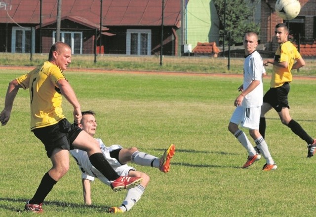 Dawid Banasiewicz (drugi z lewej) strzelił gola dla OKS Opatów we wczorajszym spotkaniu z Grodem Wiślica. 