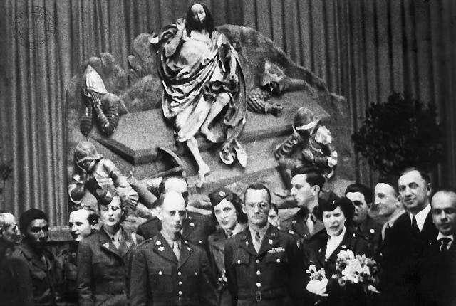 Ekipa amerykańska w Sali Hołdu Pruskiego w Sukiennicach, ceremonia przekazania ołtarza Wita Stwosza, w tle scena Zmartwychwstania z kwatery ołtarza, 5 maja 1946