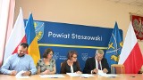 Nowe meble dla Powiatowego Centrum Pomocy Rodzinie oraz Publicznej Poradni Psychologiczno-Pedagogicznej w Staszowie. Podpisano umowę