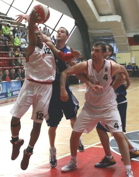 Koszykarze "Stalówki" (z piłką David Godbold, z numerem 4 Marek Miszczuk) dwa pierwsze mecze w pre play off rozegrają w Koszalinie.