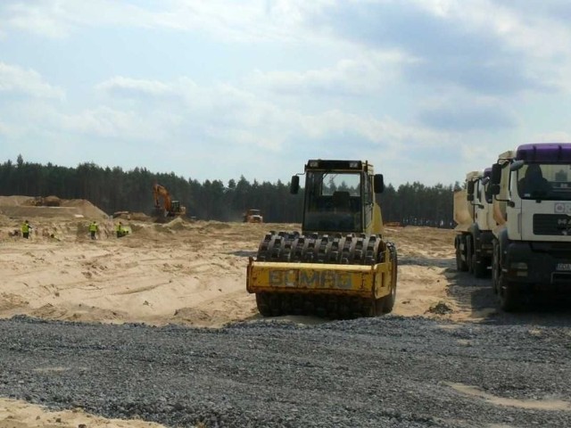 Podkarpackie: Budują fabrykę produkującą płyty do mebli IKEAPierwsze prace ziemne na terenie wykarczowanym z lasu. Powstaną tu hale Swedwoodu.