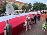 Godzina „W” w Tychach. Mieszkańcy i kibice stanęli z 100-metrową flagą Polski. Nie zabrakło pirotechniki. ZDJĘCIA, WIDEO