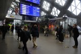 Wigilia na dworcu Poznań Główny. Zatłoczone pociągi, częste zmiany peronów i popsute ruchome schody. Zobacz wideo