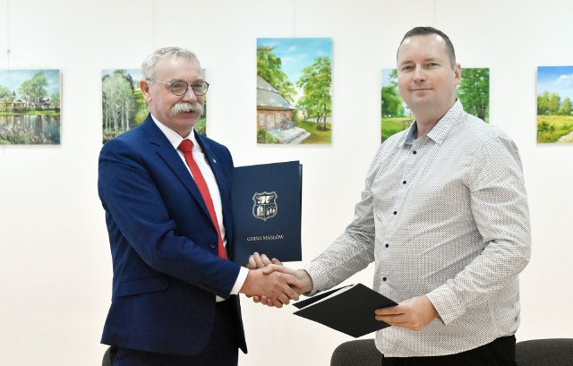 Umowę, dzięki której już wkrótce będziemy mogli podziwiać nowe oblicze „Szklanego Domu” w Ciekotach podpisali wójt Tomasz Lato i wykonawca Jakub Supranowicz.