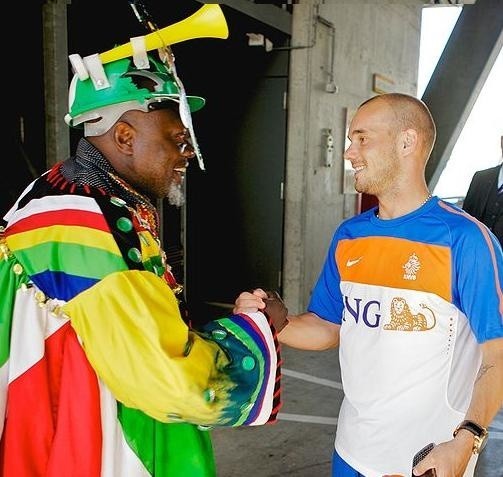 Wesley Sneijder z prawej na zdjęciu staje się bohaterem tych mistrzostw w reprezentacji Oranje.