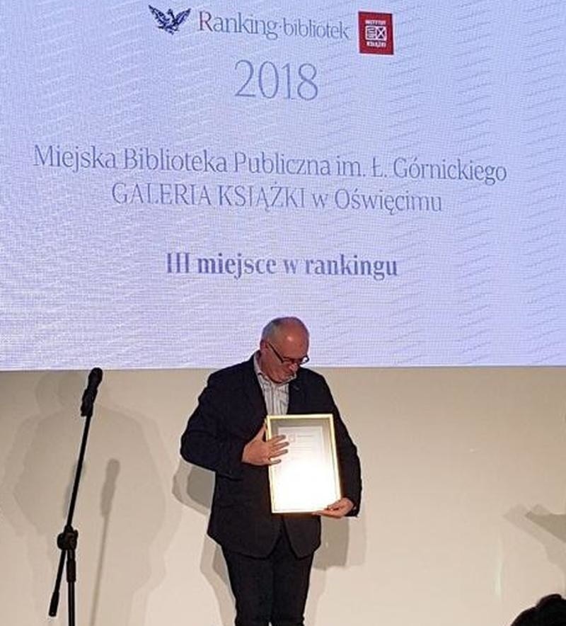 Dyrektor MBP w Oświęcimiu Leszek Palus po odebraniu dyplomu...