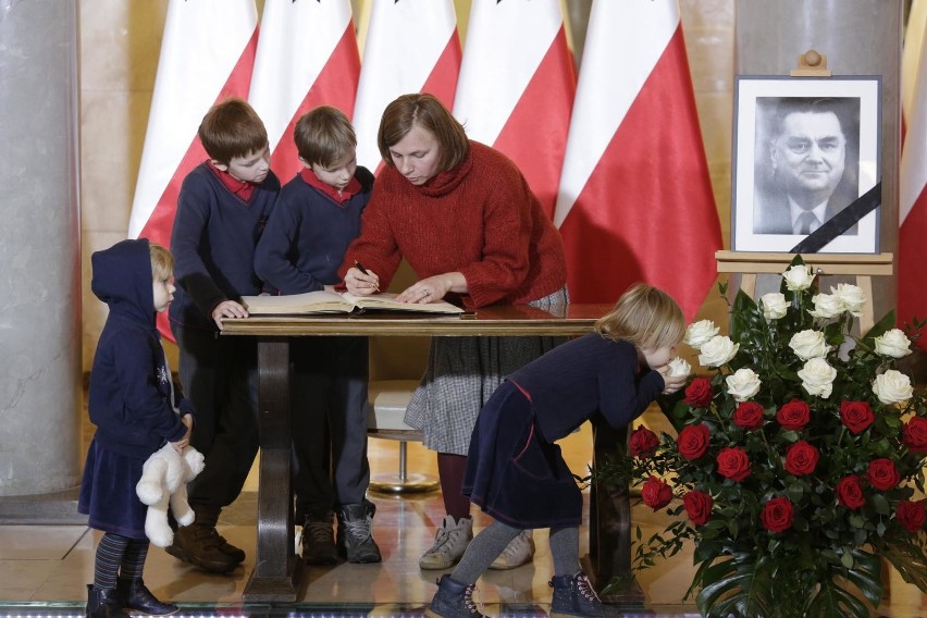 Księga kondolencyjna w kancelarii premiera