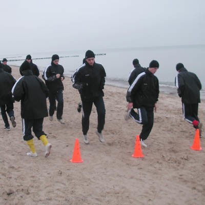 Młodzi piłkarze białostockiej Jagiellonii w Rewalu często trenują  nad samym morzem