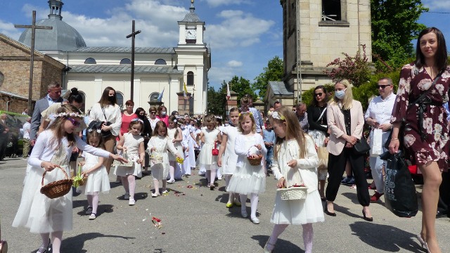 W czwartek 3 czerwca, w święto Bożego Ciała, tłumy mieszkańców Suchedniowa uczestniczyły w uroczystym nabożeństwie i procesji. Jej trasa została skrócona do jednej ulicy. W tym roku nie było tradycyjnego odpustu.>>>Więcej zdjęć na kolejnych slajdach