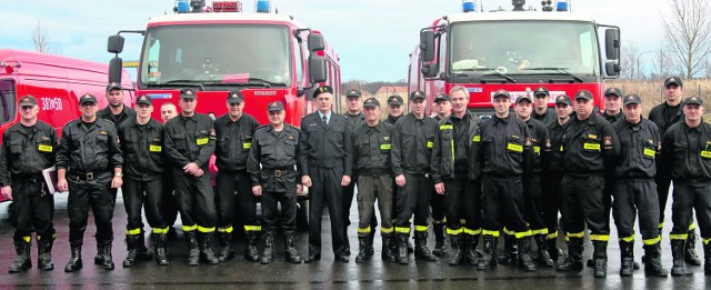 Ci strażacy uratowali zamek Książ (od lewej): Stanisław Janowski, Paweł Zajączkowski, Paweł Kaliński, Grzegorz Jagodziński, Marcin Sieradzki, Krzysztof Stachyrzak, Grzegorz Różański, Adam Rybiński, Krzysztof Szyszka, Piotr Miłosz, Jacek Wolak, Krzysztof Pernal, Mateusz Ozimek, Przemysław Korzeniowski, Sławek Buczek, Dariusz Bryk, Marcin Łyzuń, Paweł Krawczyk, Marcin Chyciński, Marcin Markiewicz, Marcin Korus, Paweł Koropczuk, Łukasz Buczek, Dawid Lach.